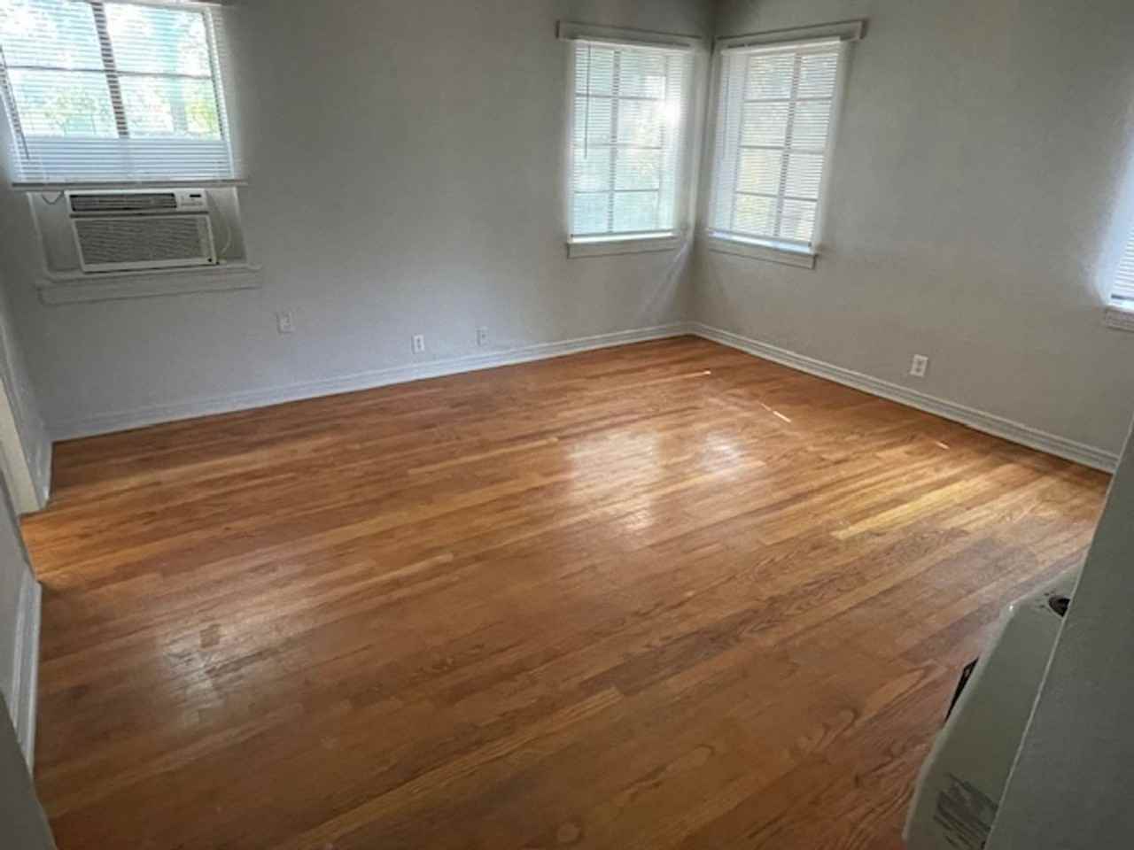 918 Denton St - Photo 4 of 9