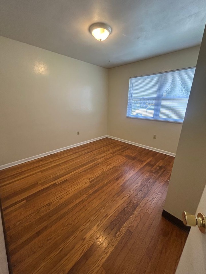 1516 N Allen St - Photo 2 of 16