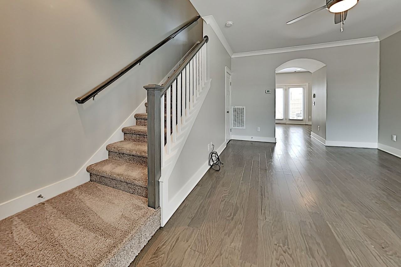 202 W Mill Dr - Photo 2 of 20