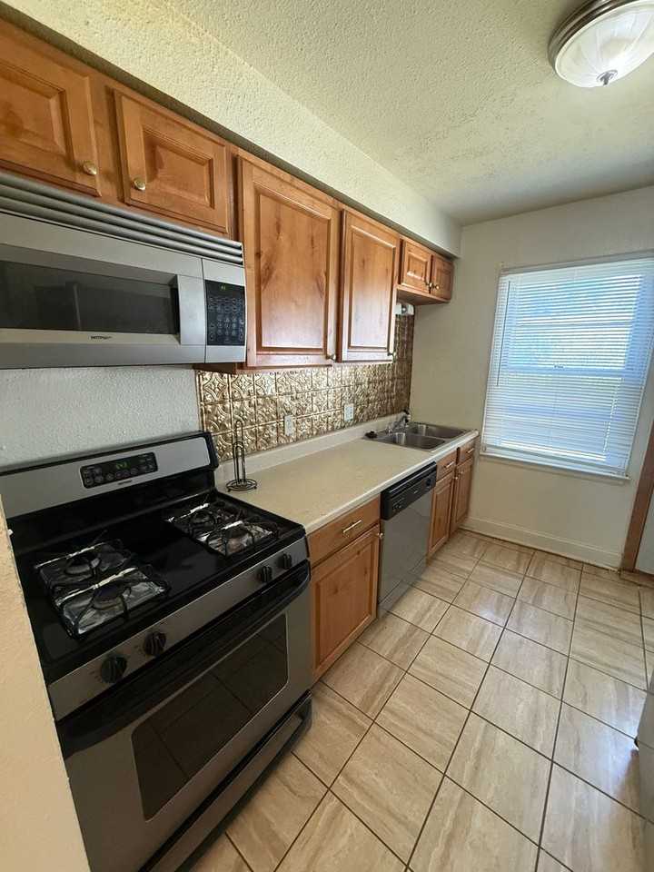 1602 Pierce St - Photo 3 of 9