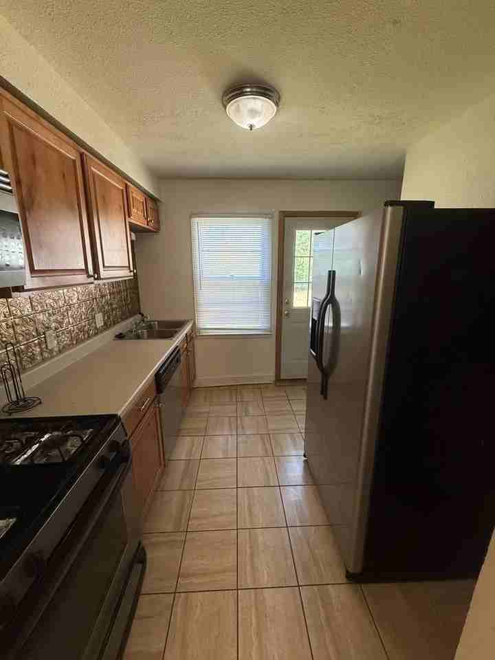 1602 Pierce St - Photo 4 of 9