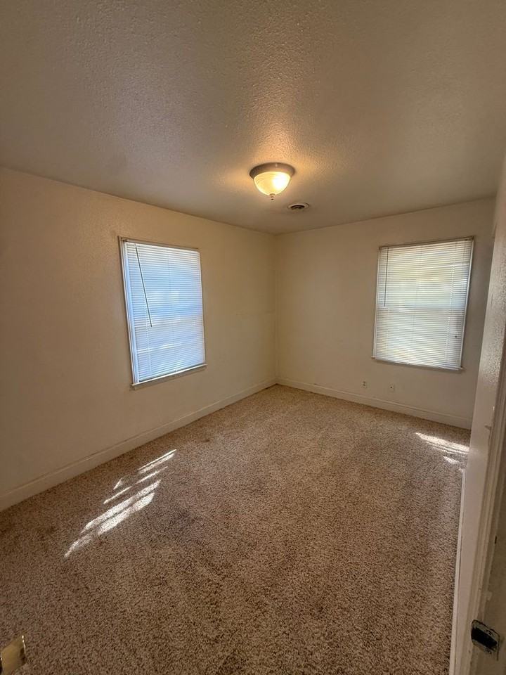 1602 Pierce St - Photo 5 of 9