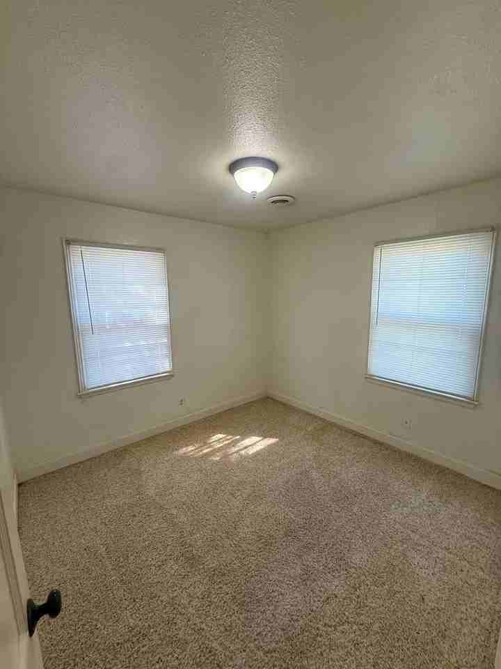 1602 Pierce St - Photo 6 of 9