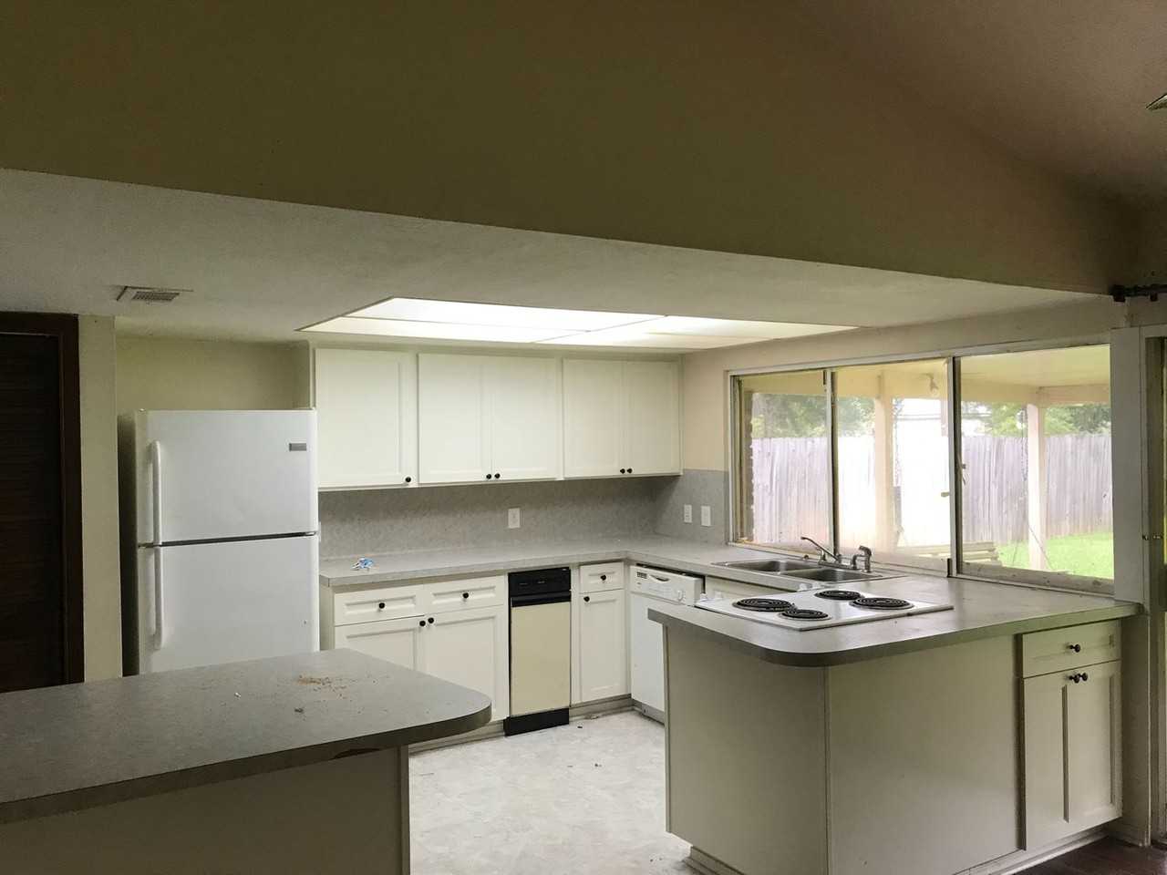 11101 Parkside Dr - Photo 2 of 10