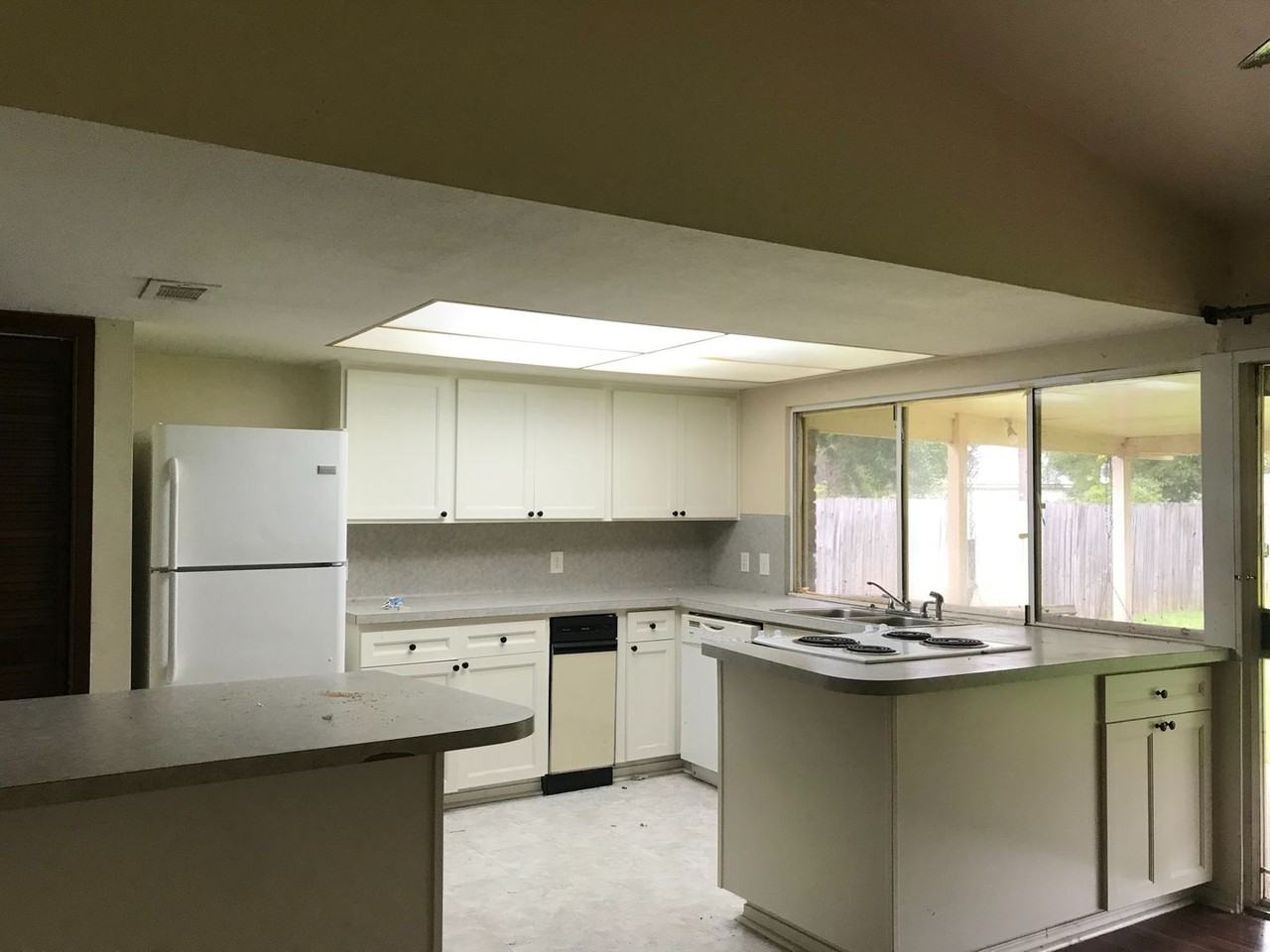 11101 Parkside Dr - Photo 3 of 10