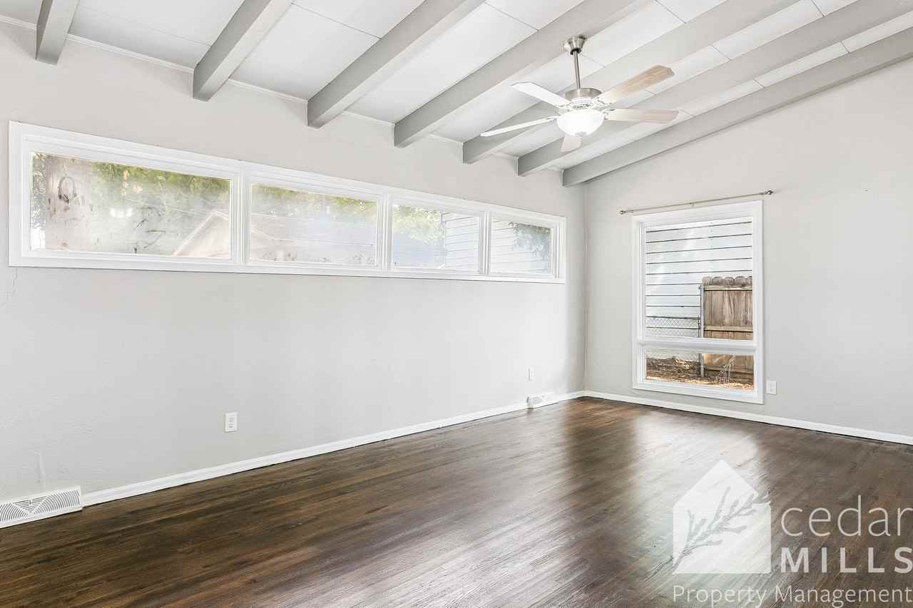 811 N Chipper Ln - Photo 5 of 15