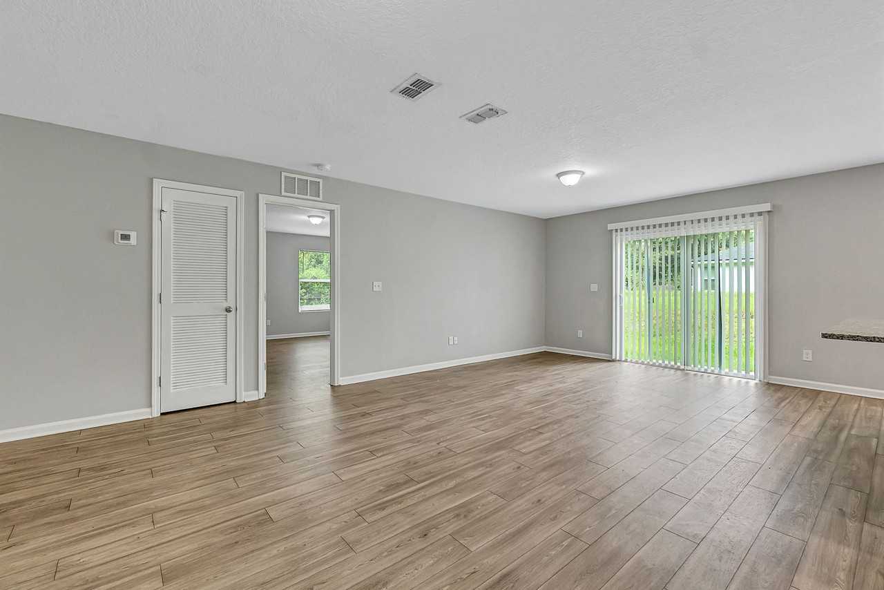 2055 Dean A Ave - Photo 5 of 20