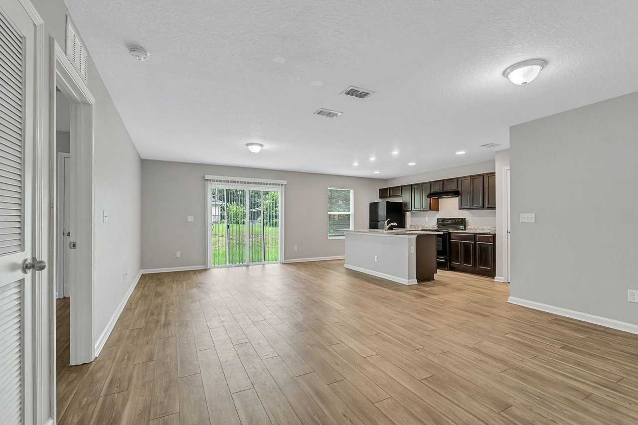 2055 Dean A Ave - Photo 6 of 20