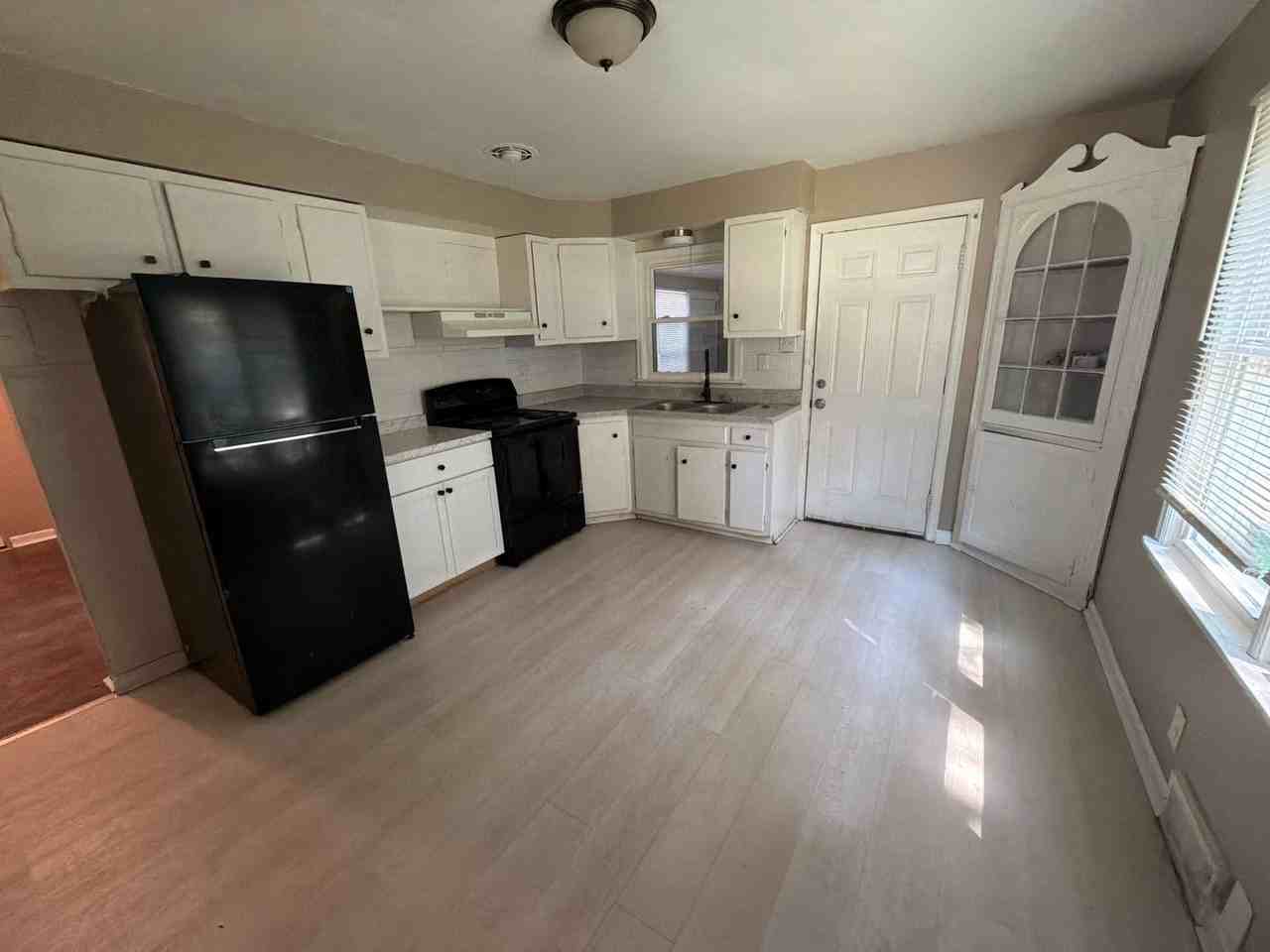 12129 Aragon Ave - Photo 4 of 15