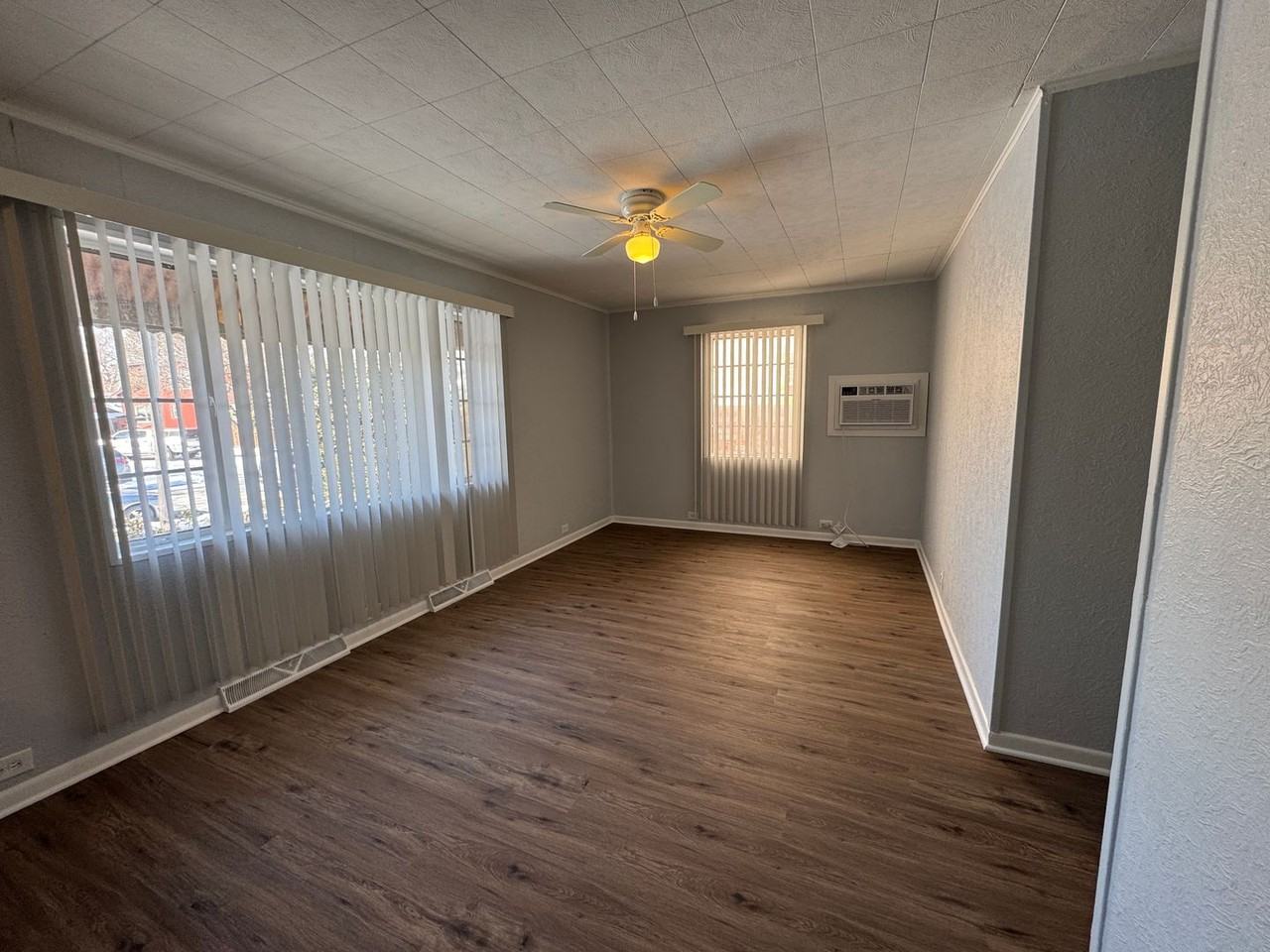 4429 N Neenah Ave - Photo 2 of 16