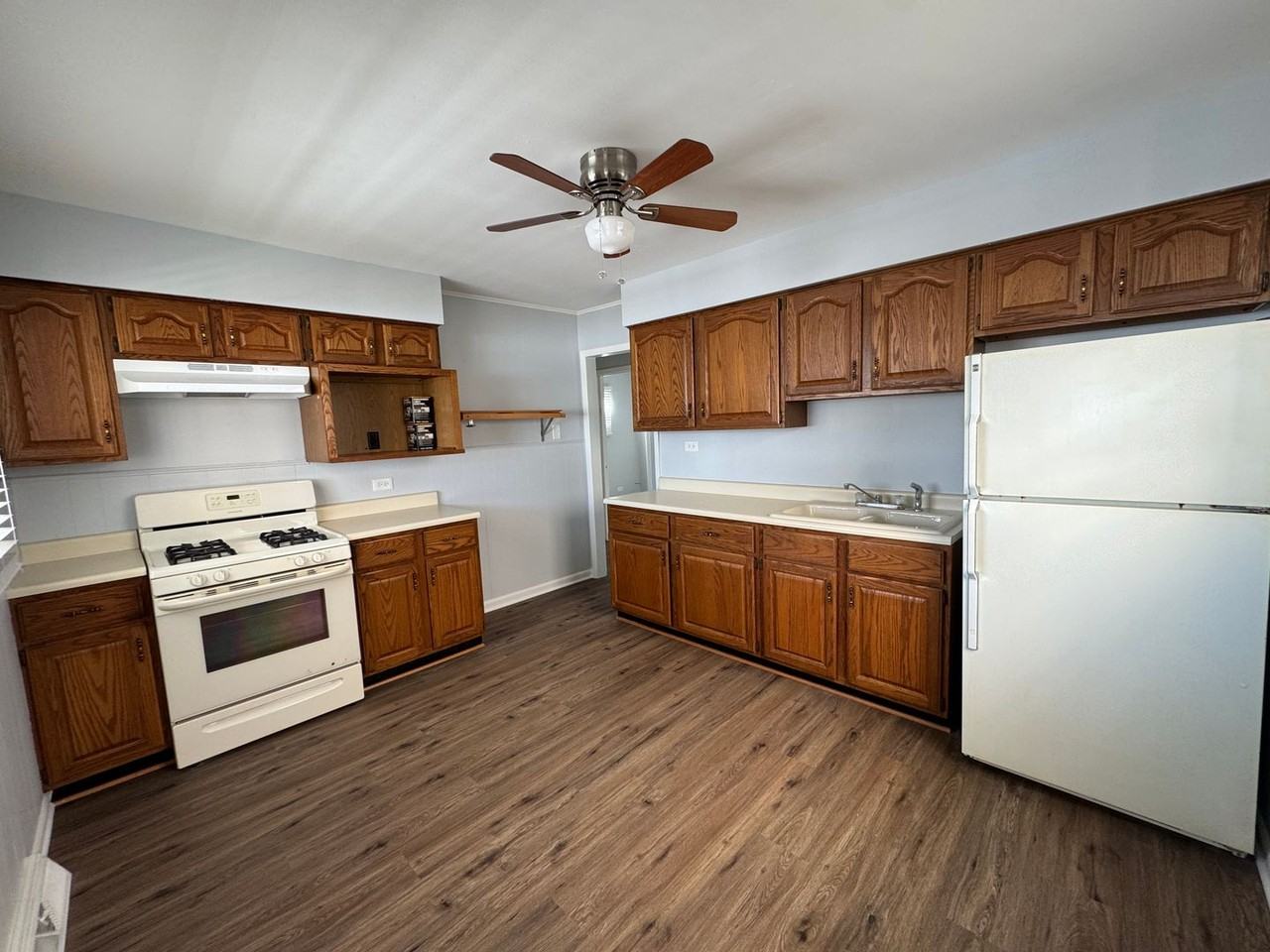 4429 N Neenah Ave - Photo 5 of 16