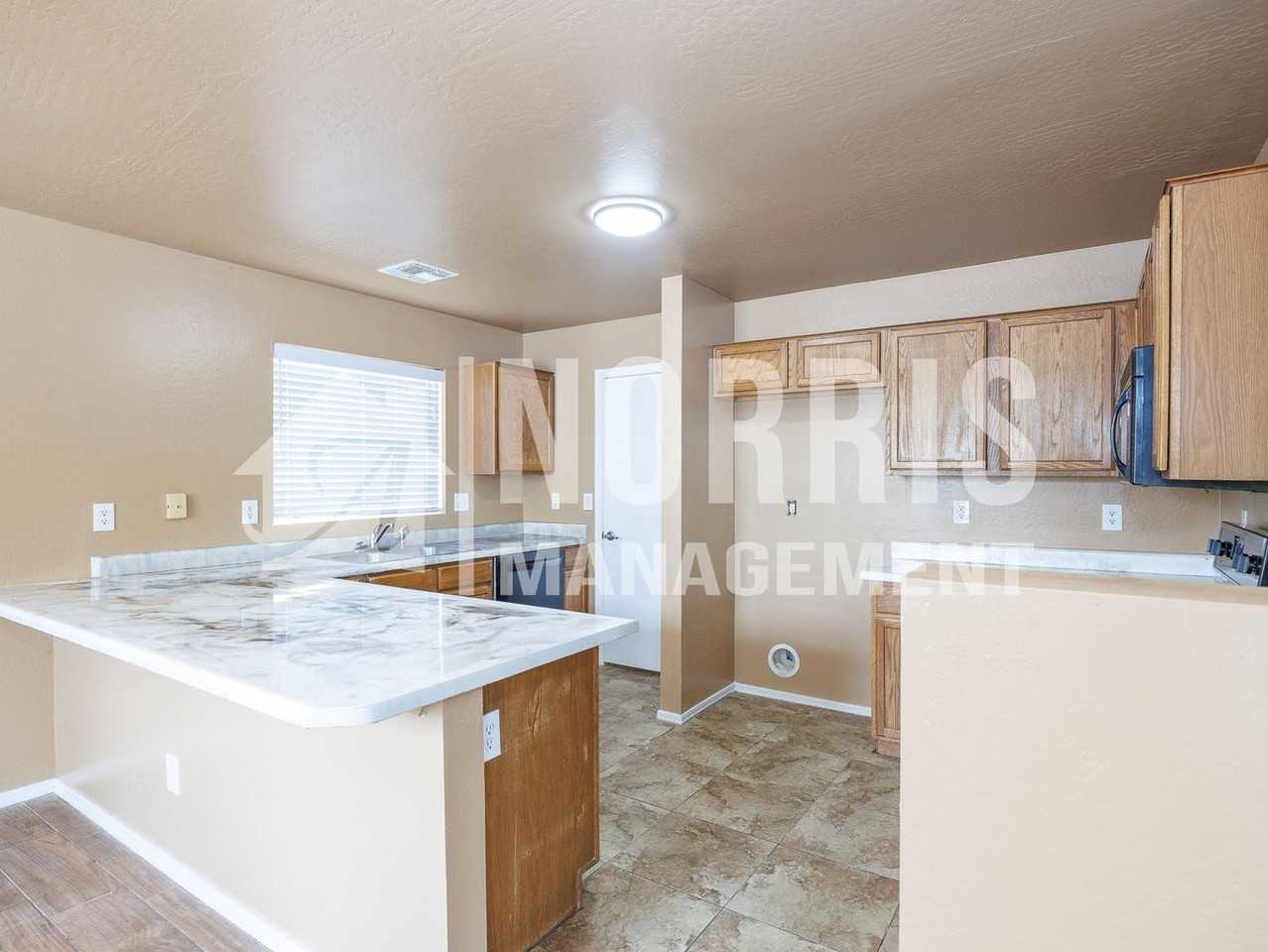 2143 W Broadway Ave - Photo 7 of 42