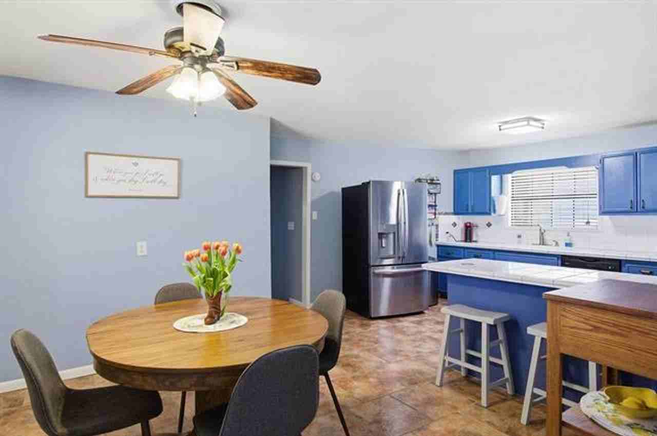 208 N Broadview St - Photo 5 of 19