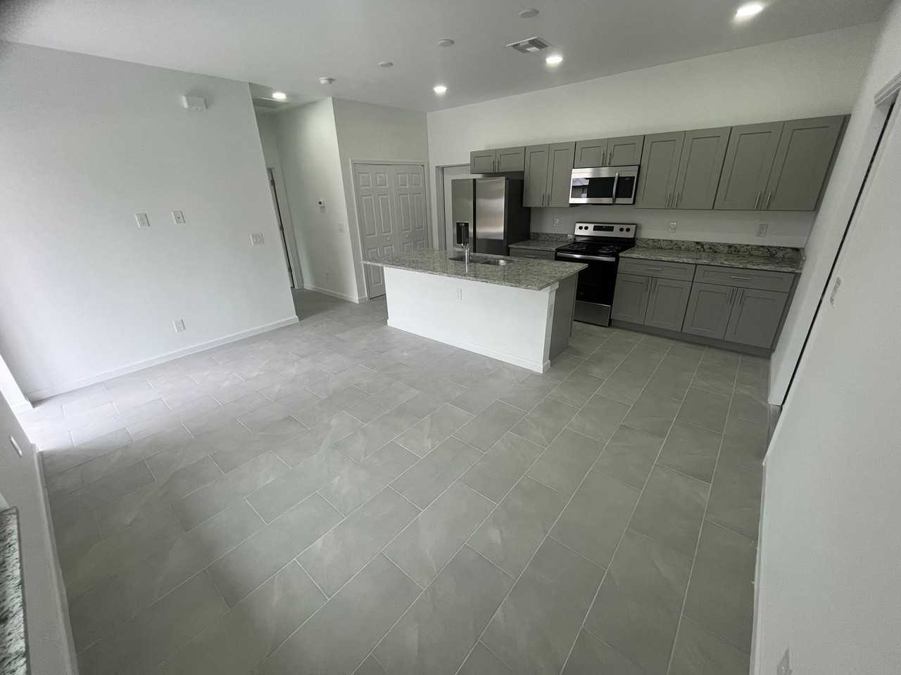206 Hagan Ave S - Photo 2 of 10
