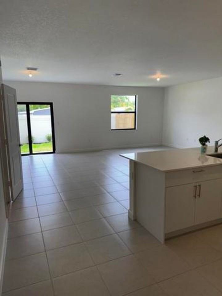 3008 Park Pl - Photo 4 of 14