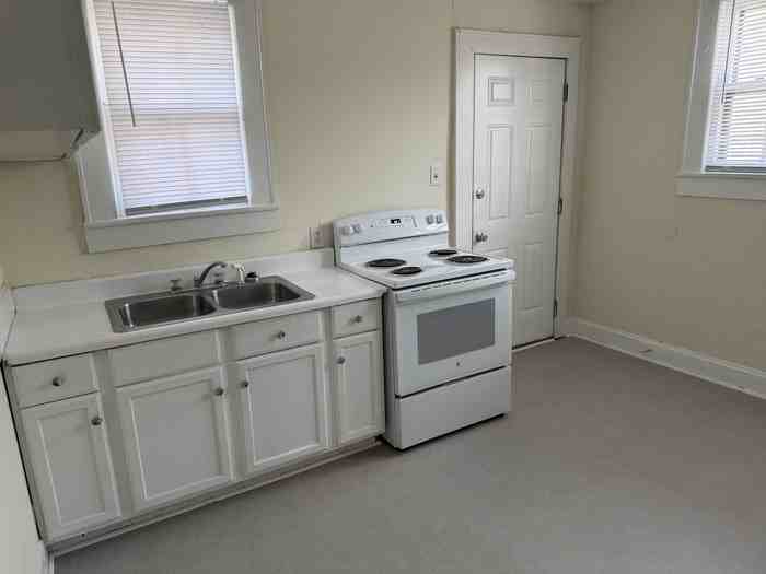 209 E 10th St - Photo 2 of 8