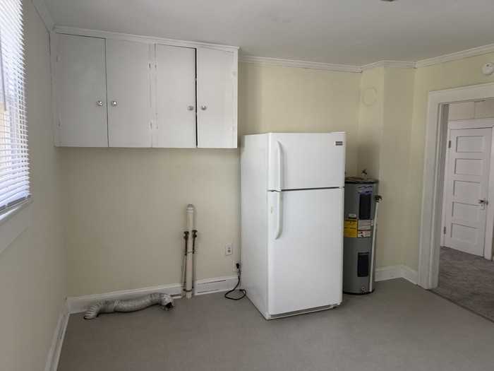 209 E 10th St - Photo 3 of 8