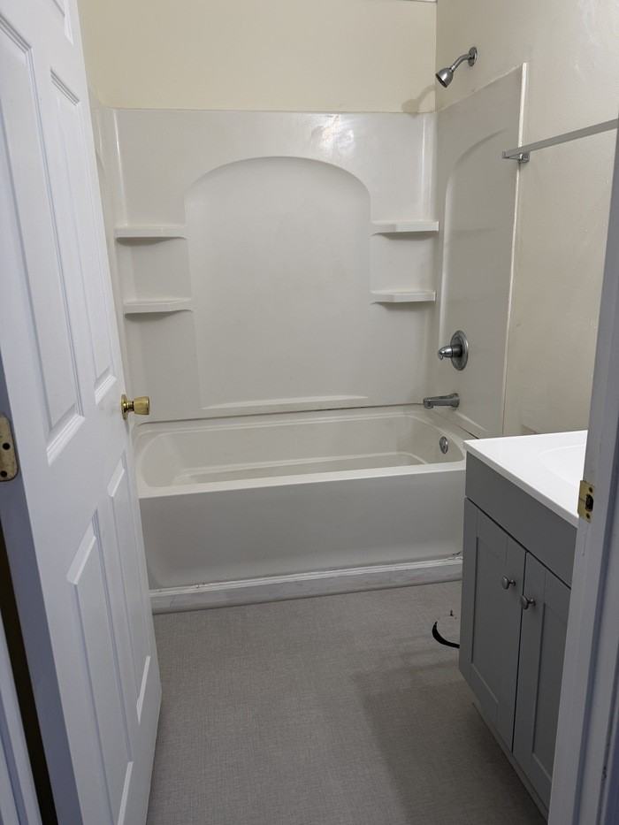 209 E 10th St - Photo 5 of 8