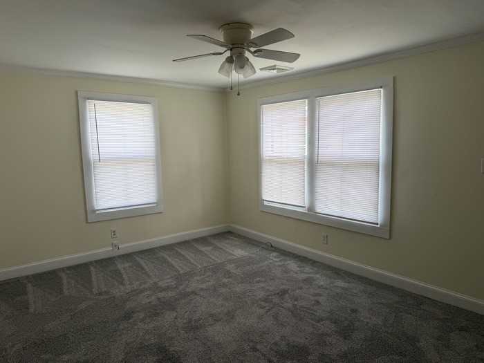 209 E 10th St - Photo 6 of 8