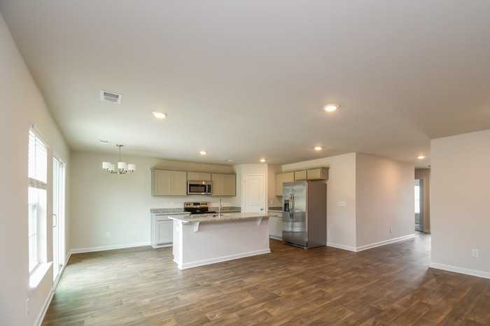 906 Citation St - Photo 5 of 8