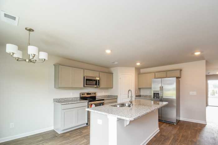 906 Citation St - Photo 7 of 8