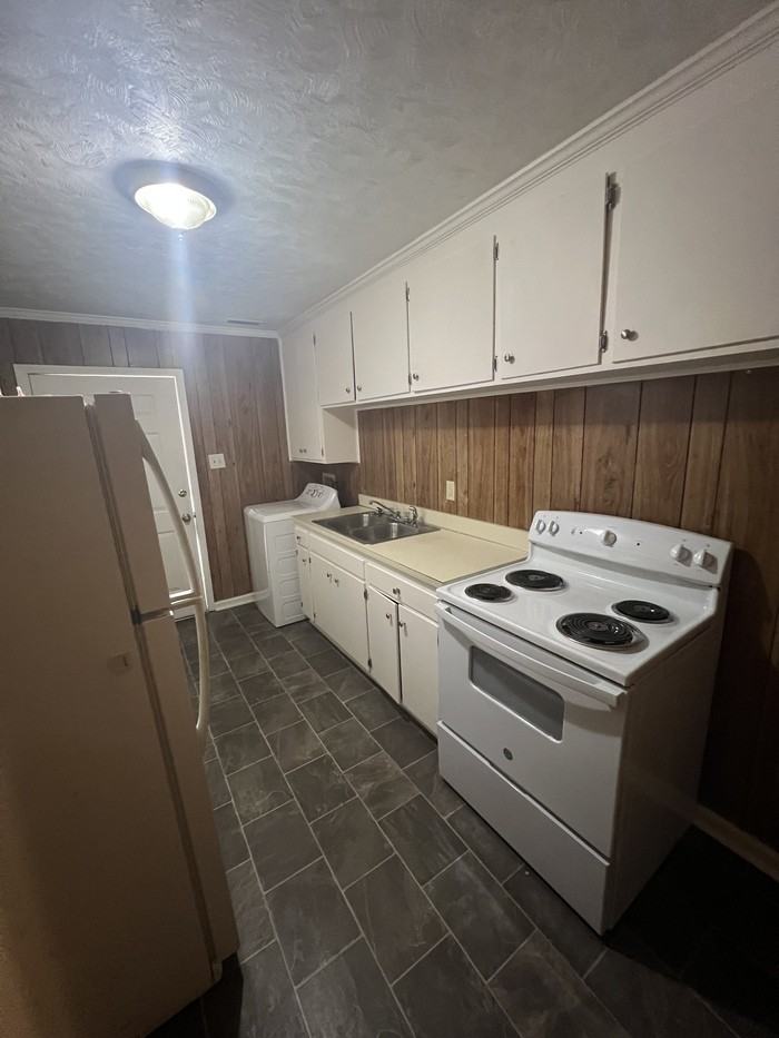 401 Chockoyotte St #401 - Photo 4 of 8