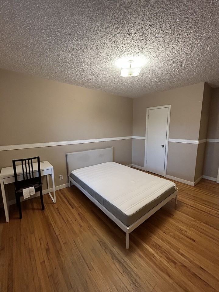 2405 25 Ave Nw - Photo 2 of 27