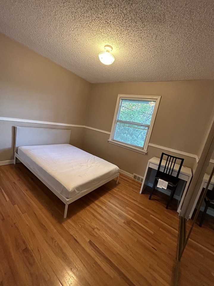2405 25 Ave Nw - Photo 3 of 27