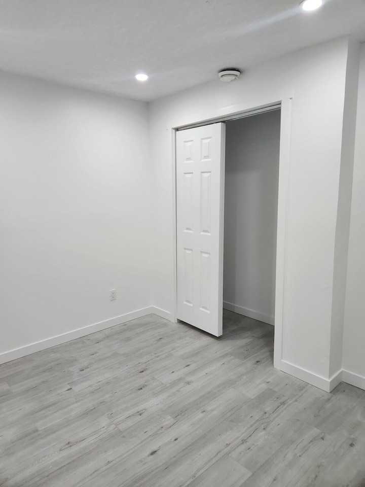 Yorkville Ave. Sw - Photo 2 of 5