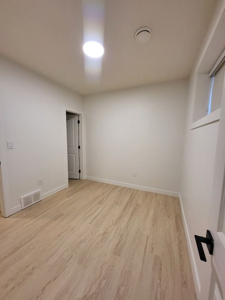 12023 90 St Nw - Photo 6 of 12