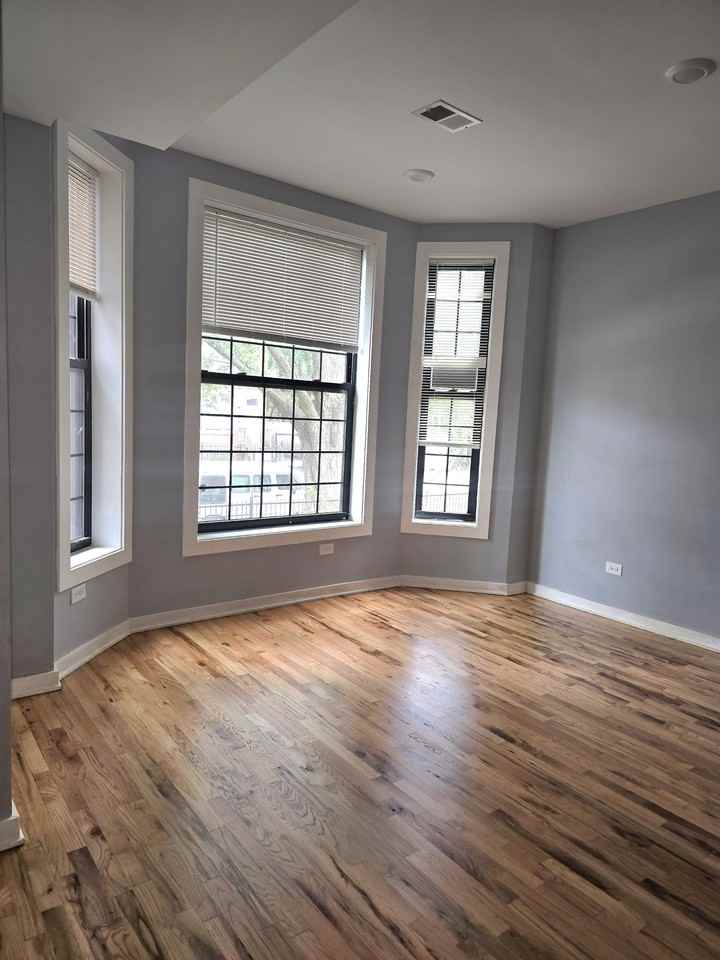 6040 S Rhodes Ave #1 - Photo 4 of 10