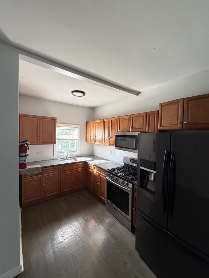 130 E 21st St #1 - Photo 6 of 9