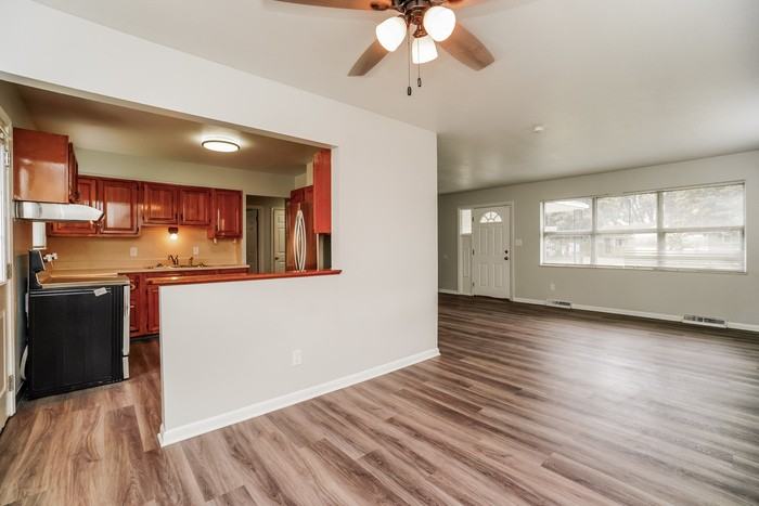 1659 Coburg Rd - Photo 4 of 10