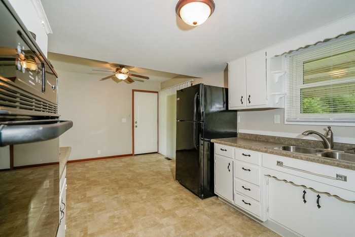 2938 S Kenmore Rd - Photo 3 of 10