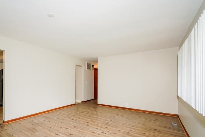 2938 S Kenmore Rd - Photo 4 of 10