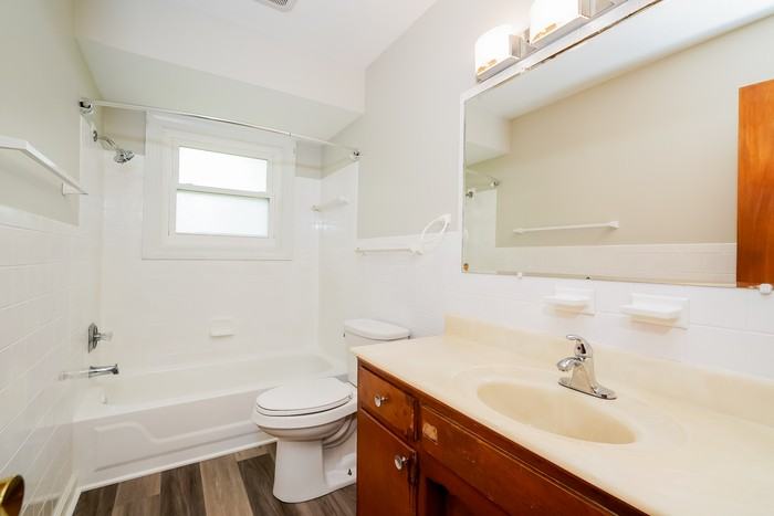 2938 S Kenmore Rd - Photo 7 of 10