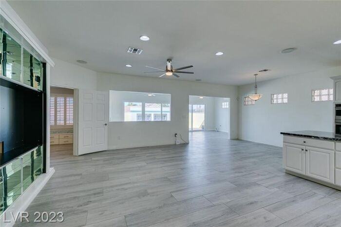 1699 Rockcrest Hills Ave - Photo 4 of 42