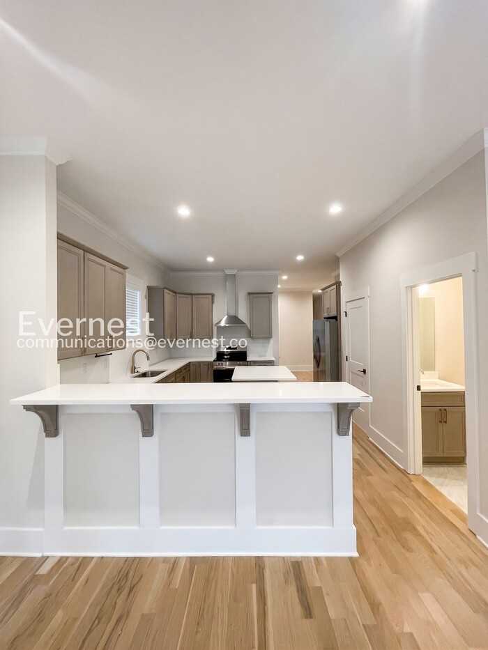3013 Batavia St - Photo 5 of 33