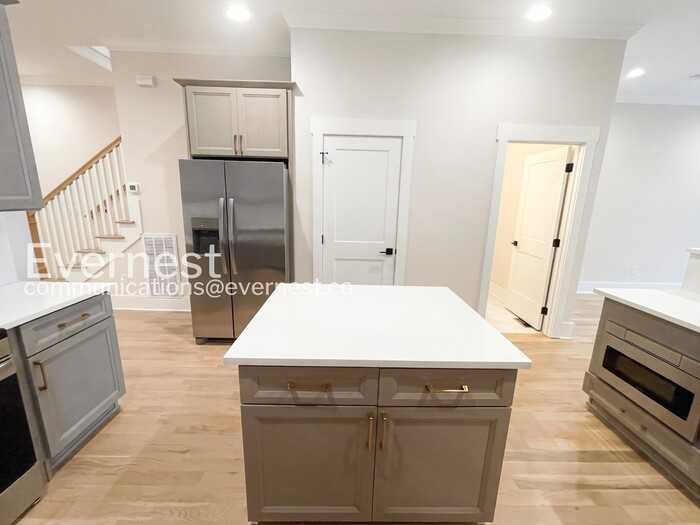 3013 Batavia St - Photo 7 of 33