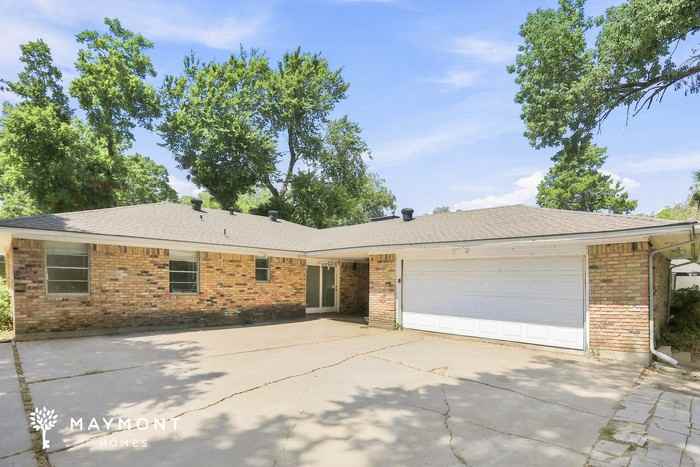 301 Woodhaven Dr - Photo 3 of 3