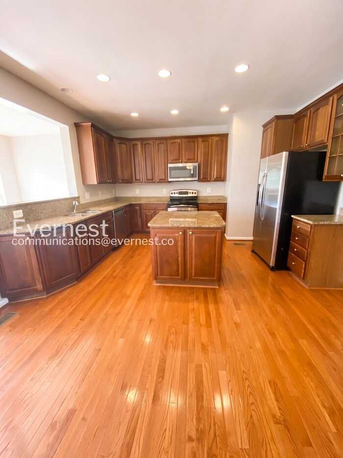 16 Popes Creek Ln - Photo 5 of 18
