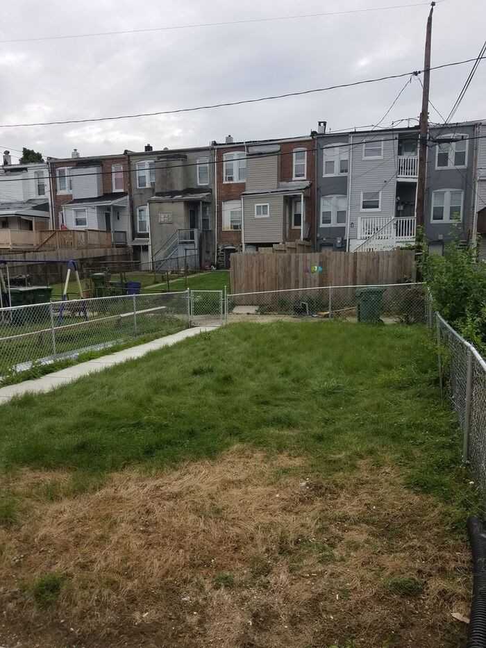 588 Lyndhurst St - Photo 3 of 11