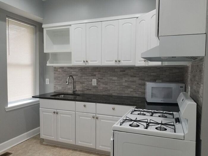 588 Lyndhurst St - Photo 4 of 11