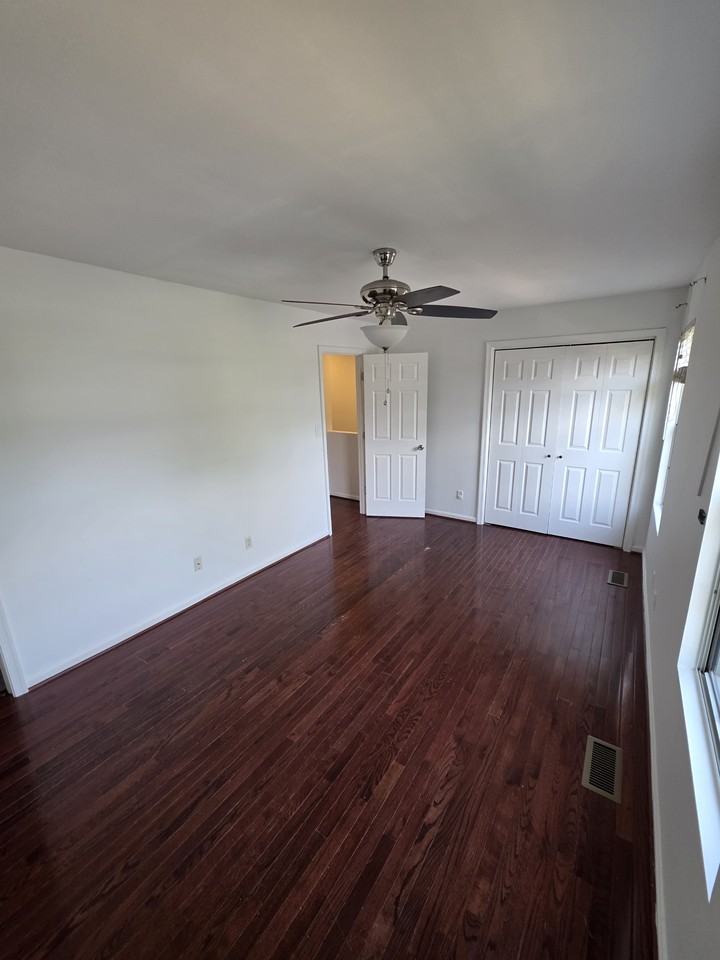 406 Knollwood Ct - Photo 4 of 18