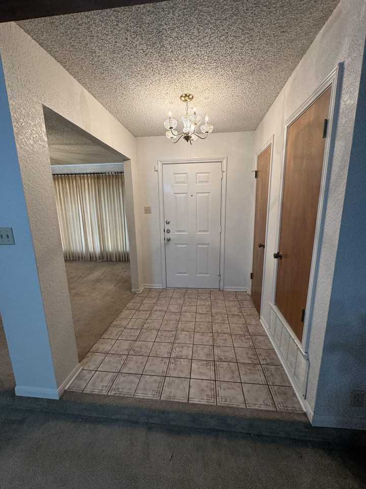 206 Redwood Cir #1 - Photo 3 of 24