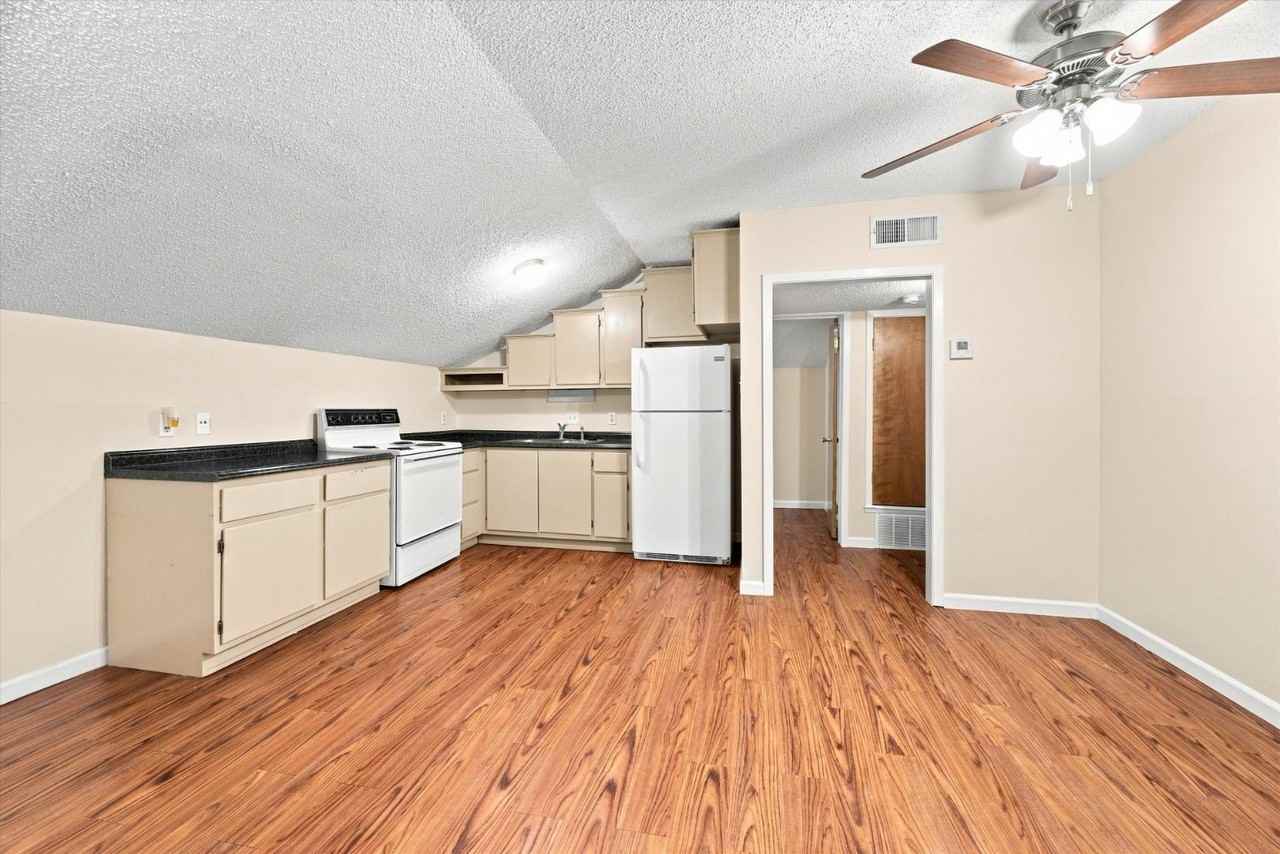 410 W Franklin St - Photo 2 of 39