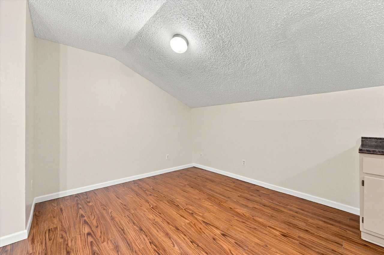 410 W Franklin St - Photo 3 of 39