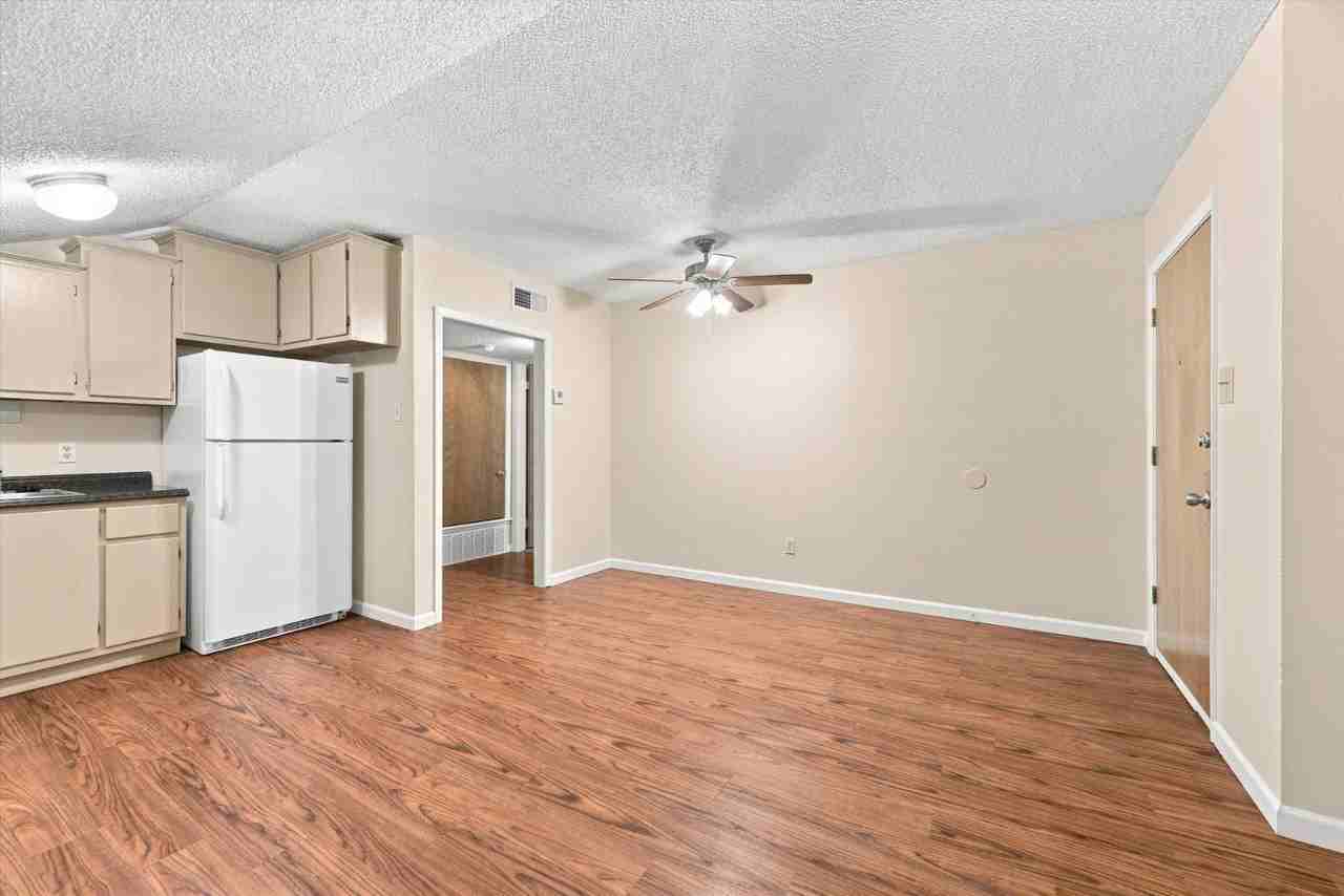410 W Franklin St - Photo 5 of 39
