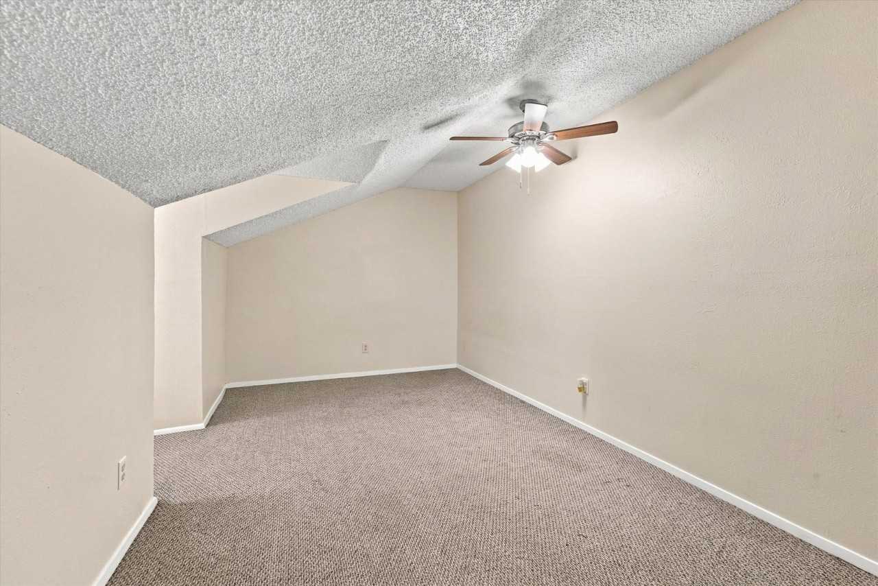 410 W Franklin St - Photo 7 of 39
