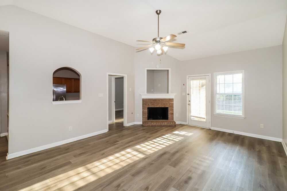 8750 Rogers Park Ave - Photo 6 of 17
